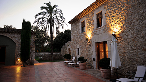 Donde acaba el llano y empiezan las montañas, se encuentra el hotel boutique Mas Falgarona.